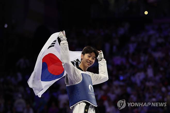 박태준, '금이다!' (파리=연합뉴스) 신준희 기자 = 7일(현지시간) 프랑스 파리 그랑팔레 태권도경기장에서 열린 2024 파리올림픽 태권도 남자 58kg급 결승전에서 한국 박태준이 아제르바이잔의 가심 마고메도프에게 승리해 금메달을 따낸 뒤 기뻐하고 있다. 2024.8.8 hama@yna.co.kr