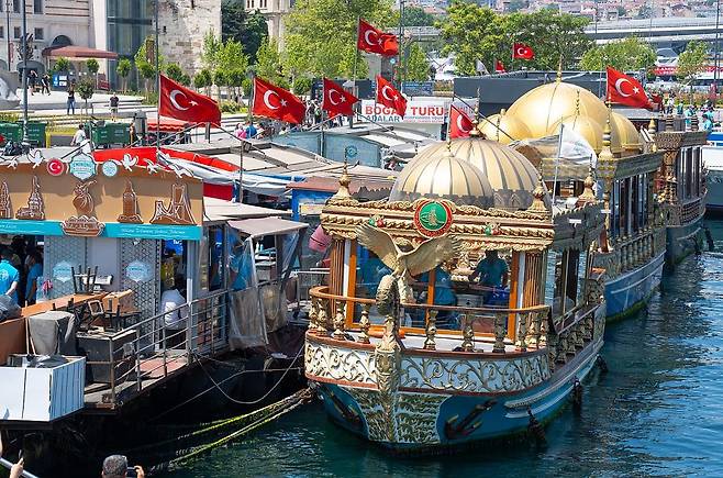 지붕의 돔이 특이한 보스포루스 해협의 유람선들 [사진/성연재 기자]