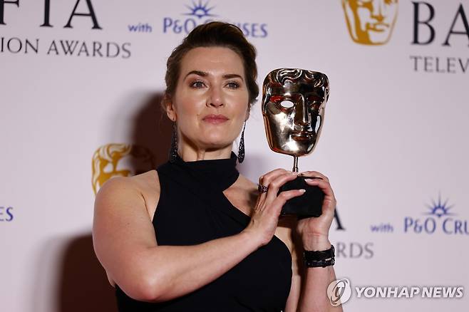 지난해 5월 영국 아카데미상(BAFTA) 시상식에서 여우주연상 받은 배우 케이트 윈즐릿 [EPA 연합뉴스 자료사진. 재판매 및 DB 금지]