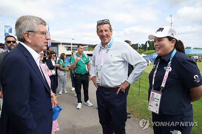 바흐 IOC 위원장과 인사하는 박인비 (파리=연합뉴스) 김도훈 기자 = 4일 오전(현지시간) 프랑스 파리 르 골프 나쇼날에서 열린 2024 파리올림픽 골프 남자 4라운드 경기를 찾은 토마스 바흐 국제올림픽위원회(IOC) 위원장과 IOC 선수위원에 출마한 박인비가 만나 인사하고 있다. 2024.8.4 superdoo82@yna.co.kr