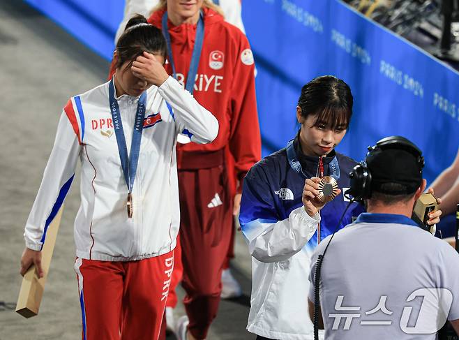 대한민국 복싱 대표팀 임애지 선수와 북한 방철미 선수가9일(한국시간) 프랑스 파리 노스 파리 아레나에서 진행된 복싱 여자 54kg급 시상식을 마친 후 경기장을 나서고 있다. 2024.8.9/뉴스1 ⓒ News1 박정호 기자