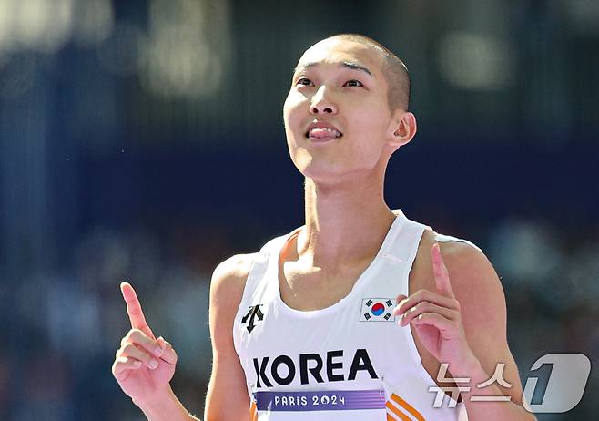 대한민국 대표팀 우상혁이 7일(한국시간) 프랑스 파리 스타드 드 프랑스에서 열린 2024 파리 올림픽 남자 육상 높이뛰기 예선에서 2.24m 1차 시기에 성공한 후 기뻐하고 있다. 2024.8.7/뉴스1 ⓒ News1 이동해 기자