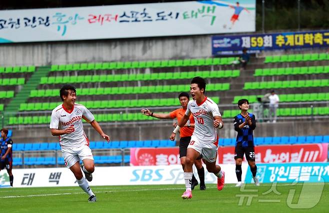 ‘제60회 추계대학축구연맹전’이 9일부터 오는 25일까지 강원 태백에서 열리는 가운데, 9일 개막경기가 펼쳐지고 있다. (태백시 제공) 2024.8.9/뉴스1