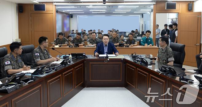 여름휴가 중인 윤석열 대통령이 9일 계룡대 전시지휘시설에서 '24년 을지 자유의 방패(UFS, Ulchi Freedom Shield) 연습 준비상태를 점검하고 있다. (대통령실 제공) 2024.8.9/뉴스1 ⓒ News1 박지혜 기자