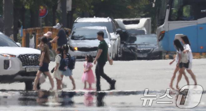 폭염 위기 경보 심각 단계가 계속되고 있는 9일 경기 화성시의 한 도로에 아지랑이가 피어오르고 있다. 2024.8.9/뉴스1 ⓒ News1 김영운 기자