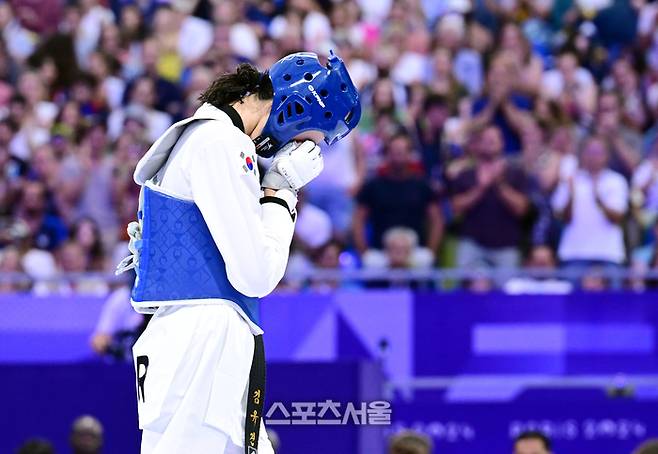 대한민국 태권도 국가대표 김유진이 8일(한국 시간) 프랑스 파리 그랑팔레에서 열린 2024 파리올림픽 태권도 여자 57㎏급 준결승전에서 세계 1위 중국의 뤄쭝스를 꺾고 결승 진출을 확정한 뒤 눈물을 훔치고 있다. 2024.8. 8.  파리 | 박진업 기자 upandup@sportsseoul.com