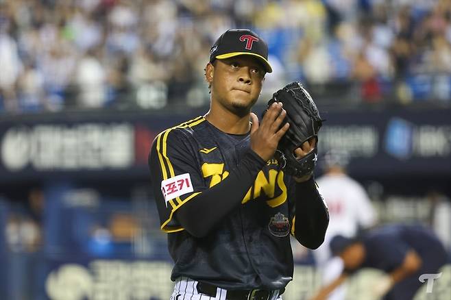 LG 엘리에이저 에르난데스가 8일 잠실 두산전에서 이닝을 마치며 더그아웃으로 돌아가고 있다. 사진 | LG 트윈스