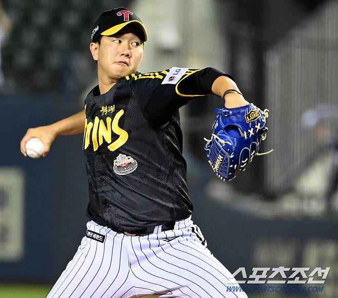 8일 잠실야구장에서 열린 LG와 두산의 경기, LG 유영찬이 역투하고 있다. 잠실=허상욱 기자 wook@sportschosun.com/2024.08.08/