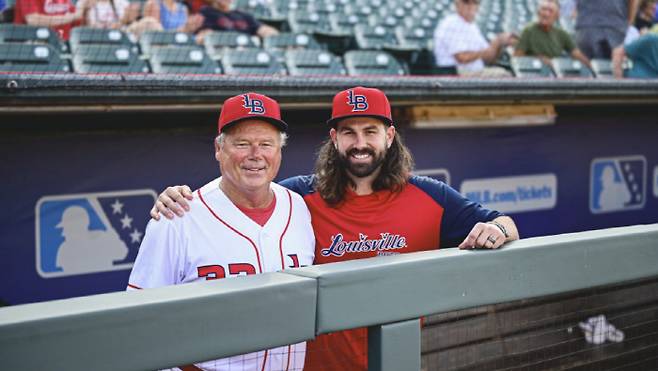 LG 트윈스에서 방출돼 미국으로 돌아간 케이시 켈리가 신시내티 레즈와 마이너리그 계약을 맺고 자신의 아버지 팻 켈리가 감독으로 있는 트리플A 루이빌 배츠에서 던지게 됐다. 루이빌 홈구장 루이빌슬러거필드에서 포즈를 취한 켈리 부자. 사진=루이빌 배츠 홈페이지