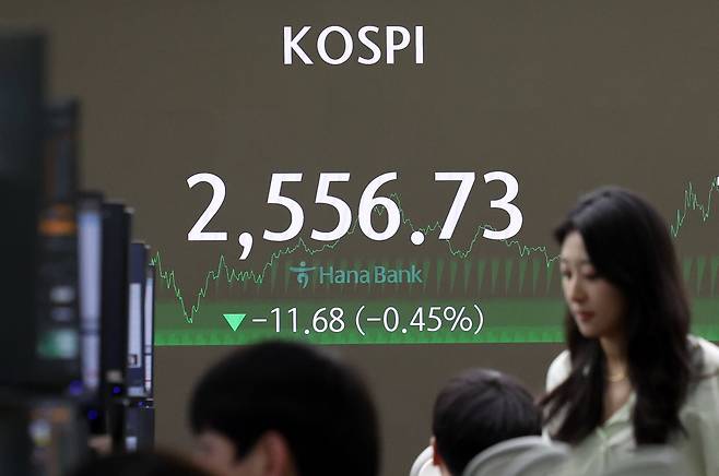 South Korea's stock market showed resilience on Aug. 8th, with individual investors stepping in to counter a broader global downturn driven by escalating concerns over a potential economic recession in the United States. /Newsis