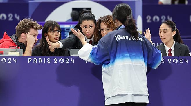 대한민국 태권도 국가대표팀 서건우 선수의 지도자인 오혜리 코치가 9일 오후(한국시각) 프랑스 파리 그랑 팔레에서 진행된 2024 파리올림픽 태권도 남자 80kg급 16강 칠레의 호아킨 추르칠 선수와의 경기에서 심판진의 비디오 리플레이 결과에 대해 어필하고 있다. /뉴스1