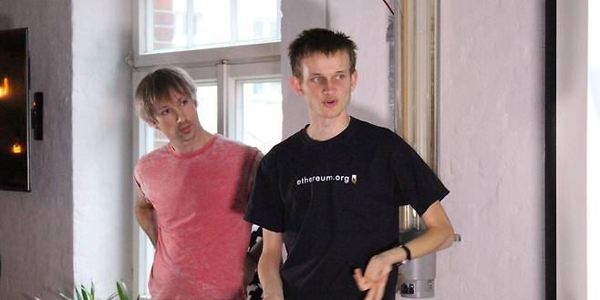 이더리움을 공동창업한 개빈 우드(왼쪽)와 비탈릭 부테린(오른쪽). 이들이 만든 이더리움은 블록체인 산업의 새로운 패러다임을 제시했다고 평가받는다. /온라인 커뮤니티