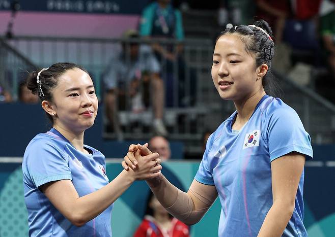 대한민국 여자탁구대표팀 신유빈(오른쪽), 전지희가 8일(현지 시간) 프랑스 파리 사우스 파리 아레나4에서 열린 2024 파리올림픽 탁구 여자 단체 준결승 중국의 천멍-왕만위와의 경기에서 패배한 후 아쉬워하고 있다. 2024.8.8. 뉴스1