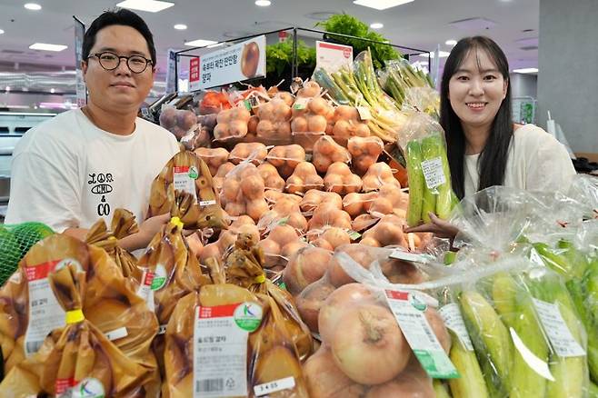 롯데마트가 오는 14일까지 무더위로 가격이 급등한 채소 가격 안정을 위해 시세보다 저렴한 '상생 농산물'을 판매한다. 롯데마트 제공