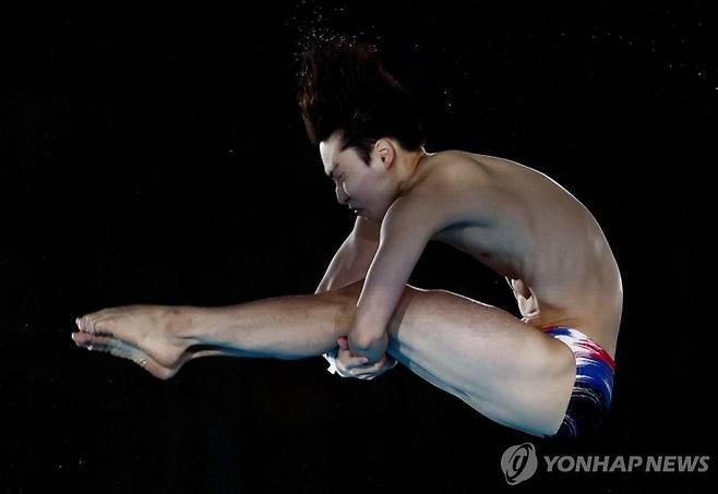 신정휘가 9일(한국시간) 프랑스 파리 아쿠아틱센터에서 열린 파리 올림픽 다이빙 남자 10ｍ 플랫폼 예선 경기에서 연기하고 있다. 로이터 연합뉴스