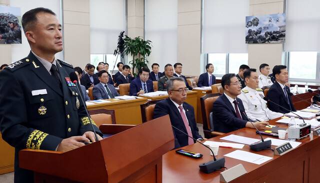 지난 8일 오전 열린 국회 국방위원회 전체회의에서 원천희 국방정보본부장(육군 중장)이 의원 질의를 듣고 있다. 원천희 본부장은 최근 정보사의 기밀 유출과 장군간 갈등에 대한 질문을 받았다. 국방정보본부장은 합동참모본부 정보본부장과 예하 정보부대(정보사령부, 777사령부) 지휘관을 겸직해 ‘3개의 모자를 쓰고 있다’는 말을 듣는다. 김경호 선임기자 jijae@hani.co.kr