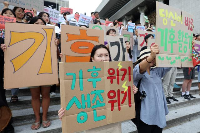 907기후정의행진조직위원회 회원들이 8일 서울 종로구 세종문화회관 앞에서 기후정의행진 개최 선포식을 진행하고 있다. 뉴스1