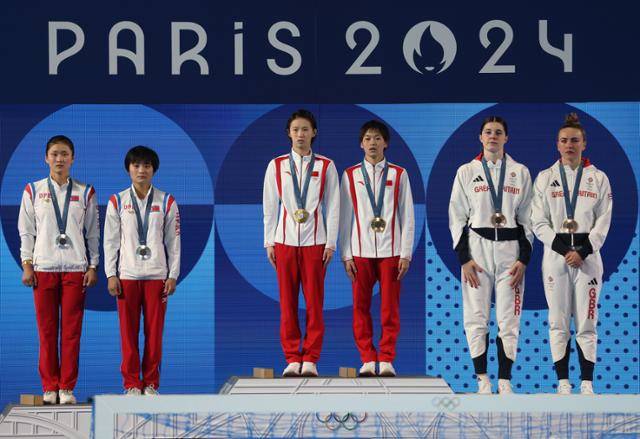 북한의 김미래(왼쪽부터)와 조진미가 지난달 31일(현지시간) 프랑스 파리의 생드니 아쿠아틱스 센터에서 열린 2024 파리 올림픽 다이빙 여자 싱크로 10m 플랫폼에서 은메달을 목에 걸고 시상대에 올라 있다. AP 연합뉴스