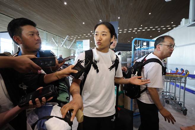 <yonhap photo-0393=""> 취재진 질문받으며 귀국 수속하는 안세영 (파리=연합뉴스) 임화영 기자 = 여자배드민턴 단식에서 우승해 금메달을 획득한 안세영이 6일 오후(현지시간) 프랑스 파리 샤를 드골 공항을 통해 귀국하기 위해 도착한 뒤 취재진 질문을 받고 있다. 안세영 옆으로 김학균 배드민턴팀 감독이 보인다. 2024.8.7 hwayoung7@yna.co.kr/2024-08-07 01:00:43/ <저작권자 ⓒ 1980-2024 ㈜연합뉴스. 무단 전재 재배포 금지, AI 학습 및 활용 금지></yonhap>