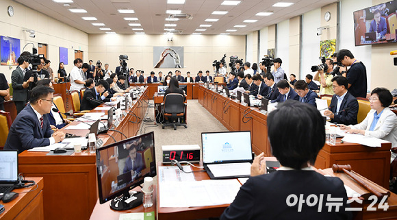 최민희 국회 과학기술정보방송통신위원장이 9일 서울 여의도 국회 과학기술정보방송통신위원회에서 열린 불법적 방문진 이사 선임 등 방송장악 관련 청문회를 주재하고 있다. [사진=곽영래 기자]