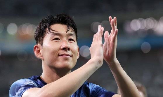 토트넘 손흥민이 지난 3일 오후 서울 마포구 상암동 서울월드컵경기장에서 열린 쿠팡플레이 시리즈 잉글랜드 프리미어리그 토트넘 홋스퍼와 독일 분데스리가 바이에른 뮌헨의 경기에서 1-2로 패배한 후 관중들에게 인사하고 있다. 뉴스1