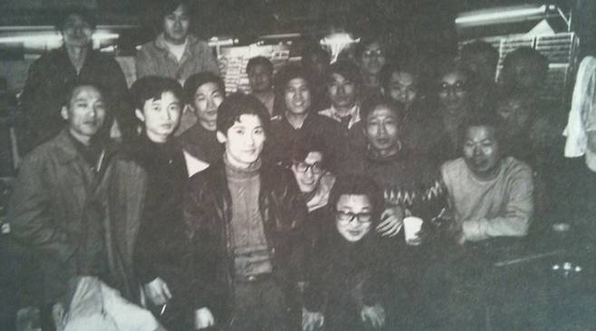 1975년 3월17일 동아일보사 2층 공무국에서 닷새 동안 단식할 때 모습. 맨 앞줄 가운데 안경 쓴 사람이 정연주 동아투위 위원. /정연주 제공