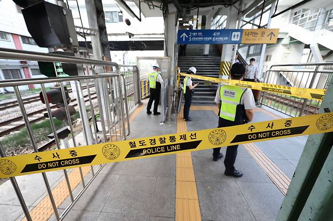 The Korea Railway Police secure the scene on Friday morning at Guro Station on Seoul Subway Line 1, where a collision between two maintenance vehicles killed two workers and seriously injured a third earlier in the day. (Yonhap)