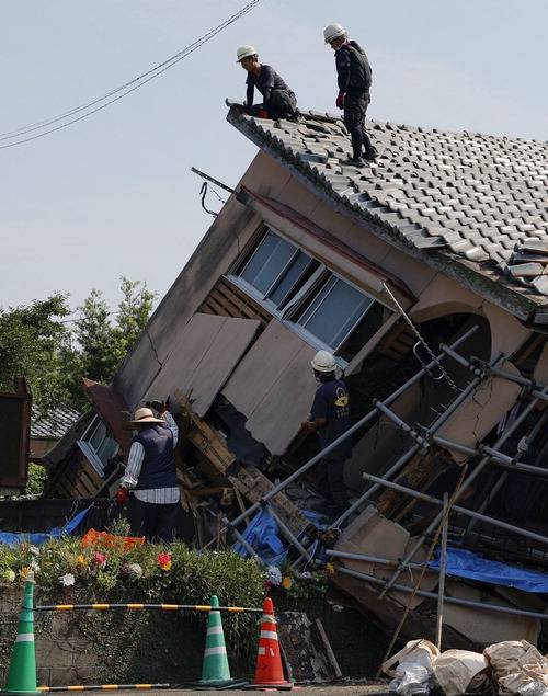 지난 8일 일본 규슈 미야자키현 앞바다에서 일어난 규모 7.1 지진으로 피해가 발생한 가운데 9일 규슈 가고시마현의 무너진 주택에서 구조대원들이 수색 작업을 펼치고 있다. 로이터연합뉴스