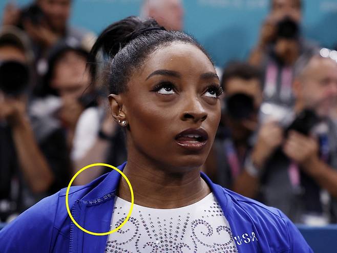 시몬 바일스. 지난 5일(현지 시각) 프랑스 파리 베르시 경기장에서 열린 기계체조 여자 평균대 결선 최종 순위 발표를 기다리던 중 찍힌 모습. 미국 대표팀 유니폼 안쪽 깃에 한글 자수가 새겨져 있다.  /사진=/로이터=뉴스1