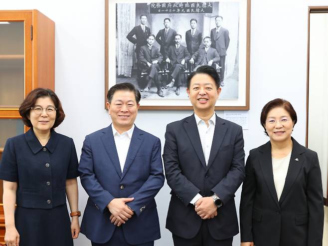 박승원 광명시장이 9일 오전 국회에서 김영호 국회교육위원장과 만나 지자체 평생학습에 대한 정부 지원 확대를 위한 면담을 가졌다(사진 왼쪽부터 김보라 안성시장, 박승원 광명시장, 김영호 교육위원장, 김미경 은평구청장). / 사진제공=광명시