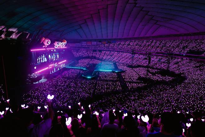 뉴진스의 도쿄돔 공연에서 반짝이는 빙키봉 [어도어 제공]