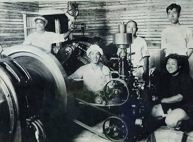 호시노2세가 1929년 과학자,임직원과 수력발전기를 만든뒤 기념촬영에 임하고 있다.