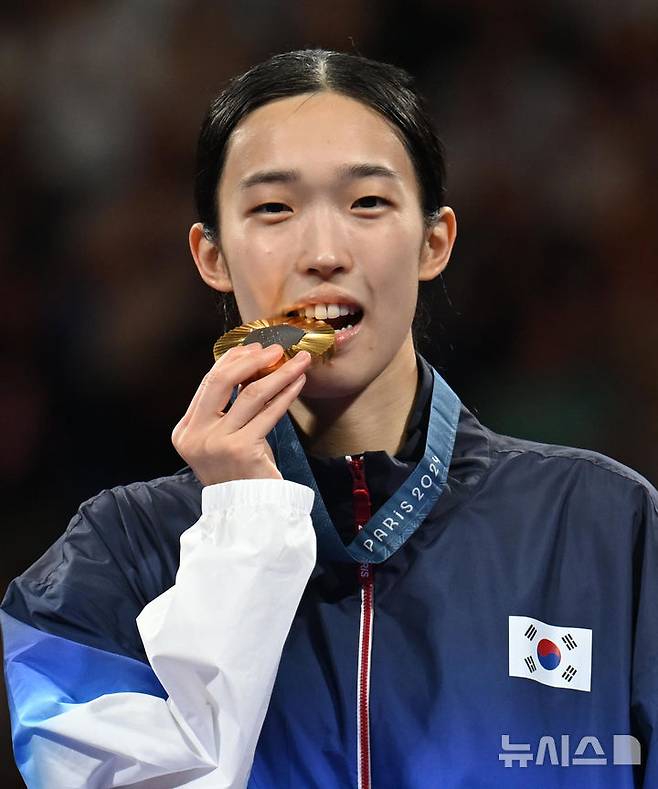 [파리=뉴시스] 김진아 기자 = 김유진이 8일(현지시각) 프랑스 파리 그랑 팔레에서 열린 2024 파리 올림픽 태권도 여자 57kg급 시상식에서 금메달을 목에 걸고 기념촬영을 하고 있다. (공동취재) 2024.08.09. photo@newsis.com