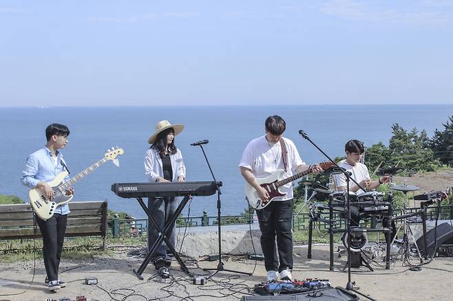 경남 활동 뮤지션 마그, 버스킹 공연 모습.(사진=경남문화예술진흥원 제공) 2024.08.09. *재판매 및 DB 금지