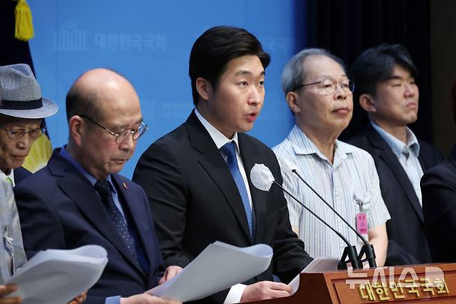 [서울=뉴시스] 조성우 기자 = 김용만(왼쪽 세 번째) 더불어민주당 의원을 비롯한 정무위원회, 역사와정의특별위원회 의원들이 8일 오후 서울 여의도 국회 소통관에서 이준식(오른쪽 두 번째) 전 독립기념관장, 독립운동가 후손들과 함께 김형석 독립기념관장 임명 철회 촉구 기자회견을 하고 있다. 2024.08.08. xconfind@newsis.com