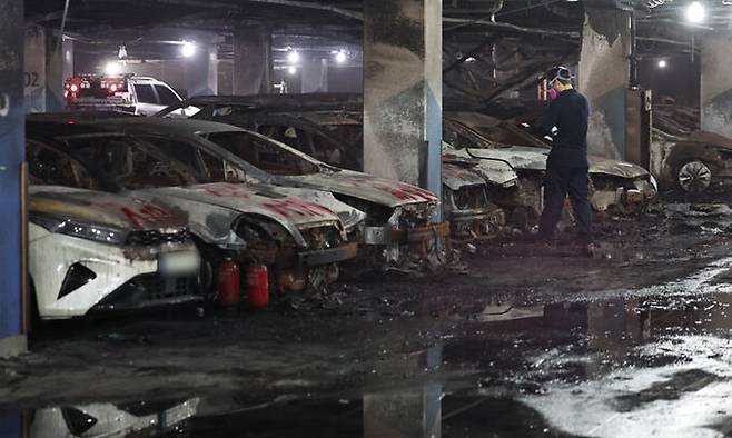 8일 인천 서구 청라동의 한 아파트 단지 지하주차장에 주차된 차량들이 지난 1일 발생한 전기차 화재 사고로 인해 불에 타 검게 그을려 있다. 뉴스1