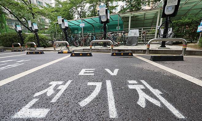 8일 경기도 안양시 한 아파트 단지 지상 주차장에 전기차 충전시설이 설치돼 있다. 연합뉴스