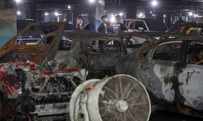 8일 인천 서구 청라동의 한 아파트 단지 지하주차장에 주차된 차량들이 지난 1일 발생한 전기차 화재 사고로 인해 불에 타 검게 그을려 있다. 뉴스1