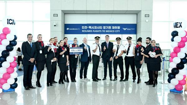 아에로멕시코항공이 지난 3일 인천국제공항 제 2터미널에서 인천-멕시코시티 직항 노선 재개를 기념해 게이트 앞에서 행사를 진행했다 / 아에로멕시코항공