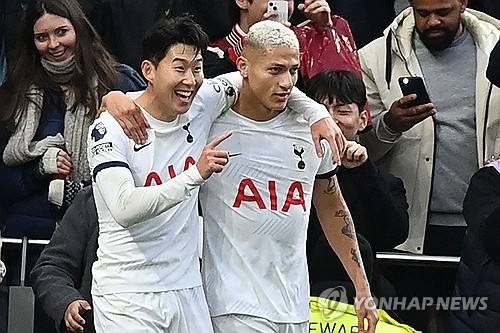 글로벌 매체 디 애슬레틱에 따르면 토트넘 홋스퍼는 본머스 공격수 도미닉 솔란케를 두고 본머스와 합의했다. 솔란케는 지난 시즌 프리미어리그에서 19골 3도움을 기록하며 리그 최고의 포워드 중 한 명으로 등극했다. BBC 소속 사이먼 스톤 기자에 의하면 토트넘이 본머스에 지불할 솔란케 이적료는 6000만 파운드(약 1044억원)가 될 전망이다. 연합뉴스