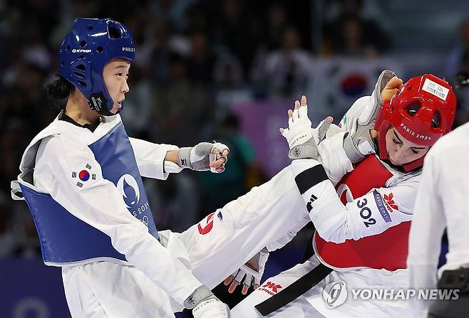 김유진, 금빛 발차기 (파리=연합뉴스) 신준희 기자 = 8일(현지시간) 프랑스 파리 그랑팔레 태권도경기장에서 열린 2024 파리올림픽 태권도 여자 57kg급 결승에서 이란의 나히드 키야니찬데를 상대로 경기를 펼치고 있다. 2024.8.9 hama@yna.co.kr