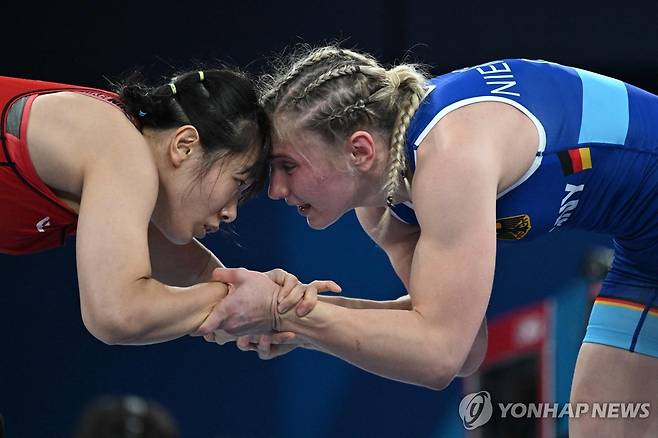 이한빛(왼쪽)과 힘을 겨루는 루이자 니메슈 [AFP=연합뉴스]