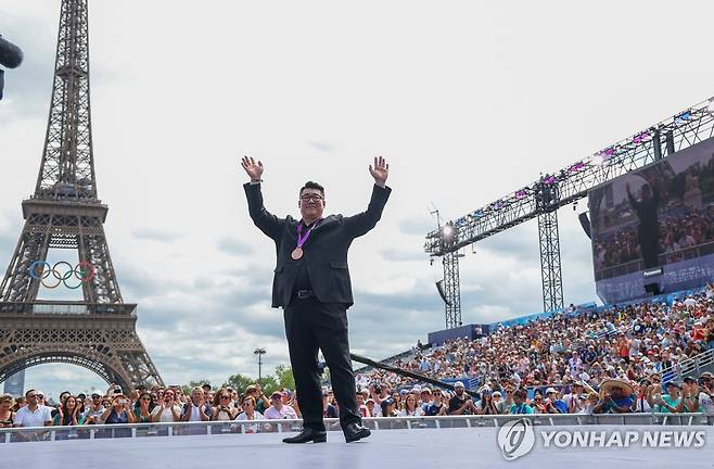 12년 전 런던올림픽에서의 메달 파리에서 받다 (파리=연합뉴스) 김도훈 기자 = 9일(현지시간) 프랑스 파리 트로카데로 광장에 마련된 챔피언스파크에서 2012 런던올림픽 역도 국가대표로 출전했던 조폐공사 화폐본부 전상균 차장이 12년 만에 동메달을 받은 뒤 기뻐하고 있다.
    2012 런던 올림픽 당시 남자 역도 105kg+급 결선에서 4위에 올랐던 전상균은 3위를 차지한 루슬란 알베고프(러시아)의 금지약물 복용 사실이 발각되면서 지난 3월 동메달리스트로 승격됐다. 2024.8.9 superdoo82@yna.co.kr