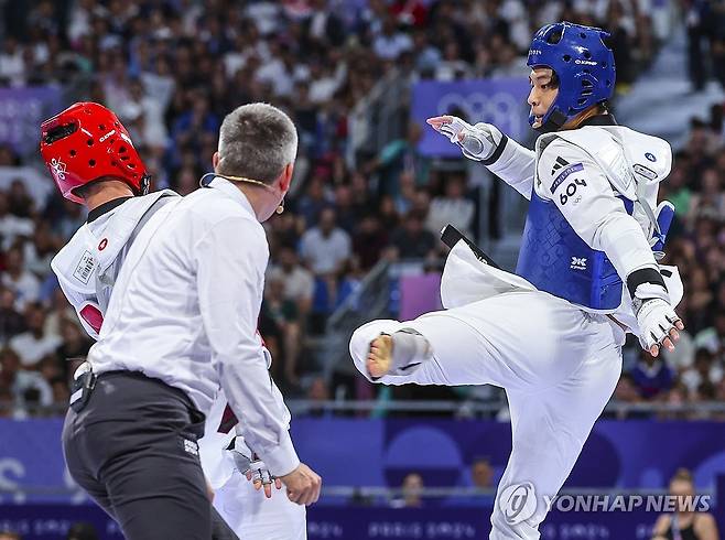 매서운 공격하는 서건우 (파리=연합뉴스) 임화영 기자 = 9일(현지시간) 프랑스 파리 그랑팔레에서 열린 2024 파리올림픽 태권도 남자 80kg급 준결승에서 한국 서건우가 이란 메흐란 바르호르다리에게 매서운 공격을 하고 있다. 2024.8.9 hwayoung7@yna.co.kr