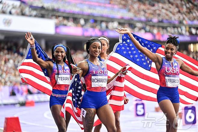 여자 계주 금메달을 차지한 미국 대표팀. ⓒ AFP=뉴스1