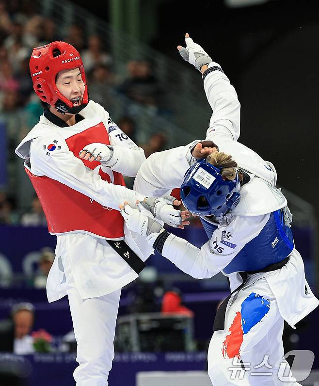 대한민국 태권도 국가대표팀 이다빈 선수가 10일 오후(한국시간) 프랑스 파리 그랑 팔레에서 진행된 2024 파리올림픽 태권도 여자 +67kg급 16강 경기에서 체코의 페트라 스톨보바 선수와 자웅을 겨루고 있다. 2024.8.10/뉴스1 ⓒ News1 박정호 기자