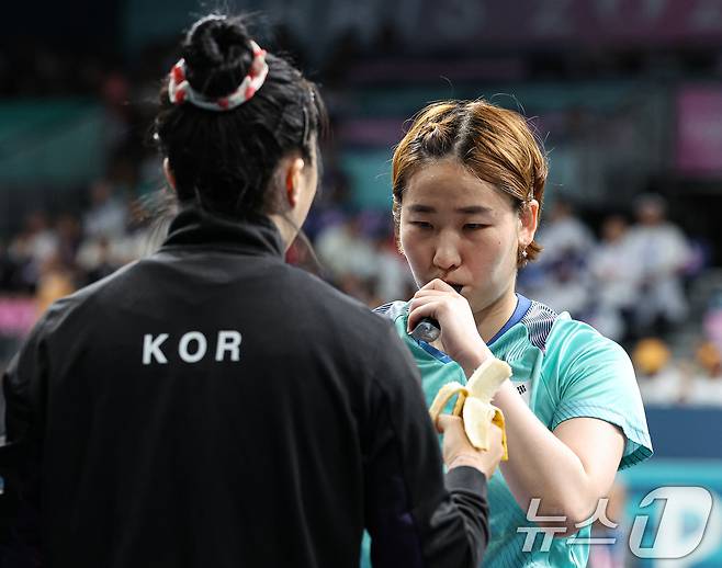 대한민국 탁구 대표팀 이은혜가 10일(한국시간) 프랑스 파리 사우스 파리 아레나4에서 열린 '2024 파리올림픽' 탁구 여자 단체 동메달 결정전 독일의 아네트 카우프만과의 경기에서 신유빈의 조언을 듣고 있다. 2024.8.10/뉴스1 ⓒ News1 이동해 기자