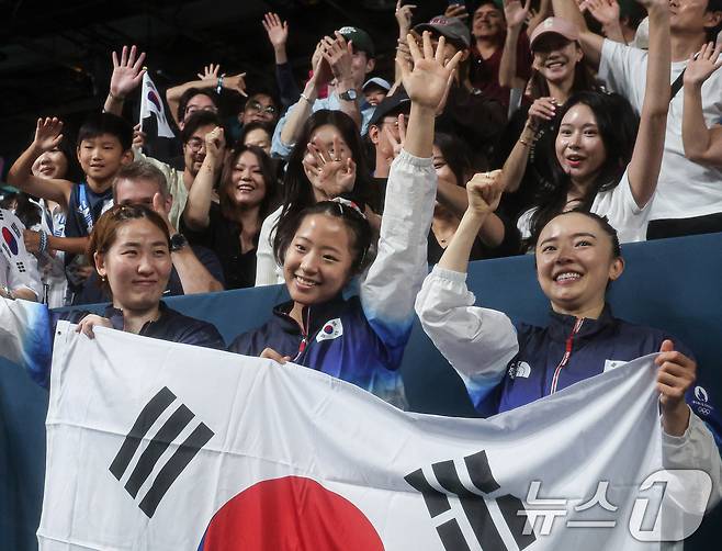 대한민국 탁구 대표팀 전지희, 신유빈, 이은혜가 10일(한국시간) 프랑스 파리 사우스 파리 아레나4에서 열린 '2024 파리올림픽' 탁구 여자 단체 동메달 결정전에서 승리한 후 포즈를 취하고 있다. 2024.8.10/뉴스1 ⓒ News1 이동해 기자