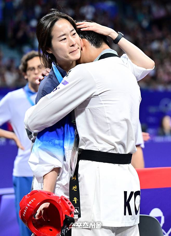 대한민국 태권도 국가대표 서건우(오른쪽)가 10일(한국 시간) 프랑스 파리 그랑팔레에서 열린 2024 파리올림픽 태권도 남자 80㎏급 덴마크의 에디 흐르니치와의 동메달 결정전에서 패한 가운데 오혜리 코치가 달래고 있다. 2024. 8. 10.  파리 | 박진업 기자 upandup@sportsseoul.com