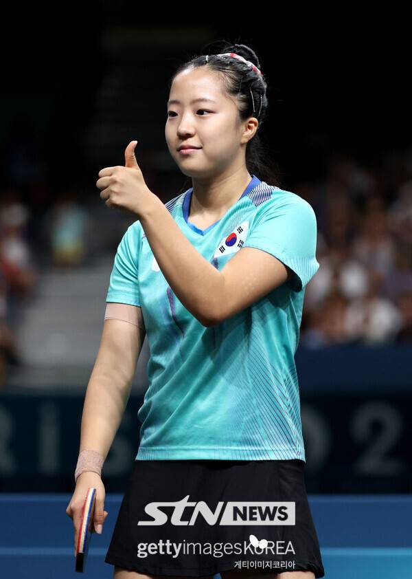 10일(이하 한국시각) 프랑스 파리 사우스 파리 아레나4에서 열린 2024 파리 올림픽 탁구 여자 단체전 동메달 결정전에서 신유빈이 득점한 후 엄지 손가락을 치켜 세우고 있다. 사진┃파리=게티이미지코리아